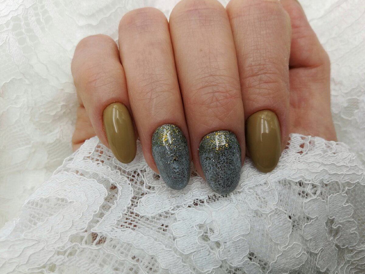 Гель-лаки Mad doll обошлись мне в 60 рублей за 2 бутылочки - просто копейки. Хотя я когда-то зарекалась покупать слишком дешёвые материалы, тут все же решила рискнуть. А все потому что очень часто стала натыкаться на хорошие отзывы об этом магазине и лаках. Магазин, кстати #MD_BeautyNail с очень отзывчивым и дружелюбный продавцом и просто молниеносной доставкой для такой "дешовки". Ну правда, я очень удивлена, не отслеживаемый пакетик с двумя лаками дошёл до меня за 2 недели, я когда открыла посылку, то не поверила. И это не везение, я читала отзывы, у многих покупателей так. Видимо у этого китайца связи. 😎😅
Итак, 2 гель-лака, цвета С15(ириска) и G03(фисташка). Оба плотные по цвету, на типсу легко нанести в один слой без  проплешин, на ноготь наносила в три тонких, но только потому что моя лампа для этих лаков не слишком мощная, не просушивала толстый слой. Признаюсь, два первых накрашеных мною ногтя так и остались не просушеными, поленилась переделывать, и знаете, маникюру уже 9 дней, а все до сих пор на месте, я удивлена. Итак, если ваша лампа хорошая и может просушить толстый слой, то вполне можно уложить лак в два слоя. Лаки имеют слабый запах, который после просушки сразу исчезает, липкости почти нет. Лаки укрывистые, не полосят, самовыравниваются. Бутылочки пластик, 8 мл, у меня полные. 
Есть ещё одно но, не совсем соответствуют цвета картинкам продавца. И об этом тоже пишут все покупатели. Но ёлки-иголки, 30 рублей = хорошее качество! Можно закрыть на несоответствие глаза 🙈
Дизайн долго вертела в голове, очень хотела попробовать простой способ с пеной и втиркой, но что-то пошло не так, мой глаз опять упал на термолак и вот я уже сижу и крашу им 4 пальца. Не знаю как это получается, но они постоянно меня соблазняют. 😅 Вы слышали про дизайн мыльной пеной? Если ещё не слышали, не видели, то опишу в кратце... На не просохший лак надо нанести вспененое мыло, любое, и в лампу. После просушки от мыла образуются интересные кратеры. Я покрыла свой термолак смесью белого лака и топа, тонким слоем. Хотя изначально планировала перекрыть кратеры от топа золотой втиркой, сейчас жалею что так не сделала, выглядело бы намного интереснее и гармоничнее. Но переделывать у меня времени нет и я оставила как есть, только сверху на пенный дизайн нанесла блёстки, что бы они хоть как-то сочетались с ирисковым оттенком. И с блёстками ногти стали огромными пирогами, в общем самый неудачный дизайн из моих. 🙈
Кстати, продавец очень часто занижает цену на разные цвета, можно встретить лак за 19 рублей и дороже. Так что если заинтересовались, советую подписаться и следить за ценами. 😊
Итог. Лаки могу советовать, дизайн тоже, а вот моё сочетание нет. Хотя на вкус цвет конечно, может кому и понравится, но я работой не довольна, ручки чешутся переделать, но пока некогда.

https://s.click.aliexpress.com/e/celeUiTg
