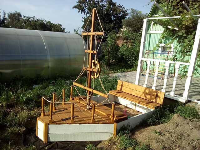 Детская площадка с песочницей — любимое место для игр у самых маленьких.  Для того, чтобы песок оставался чистым можно сделать закрывающуюся крышку для песочницы, которая в открытом варианте превращается в скамеечку.
