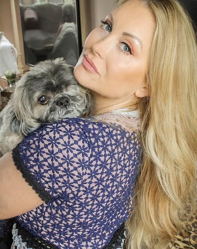 На фото ей кажется не больше 30-ти