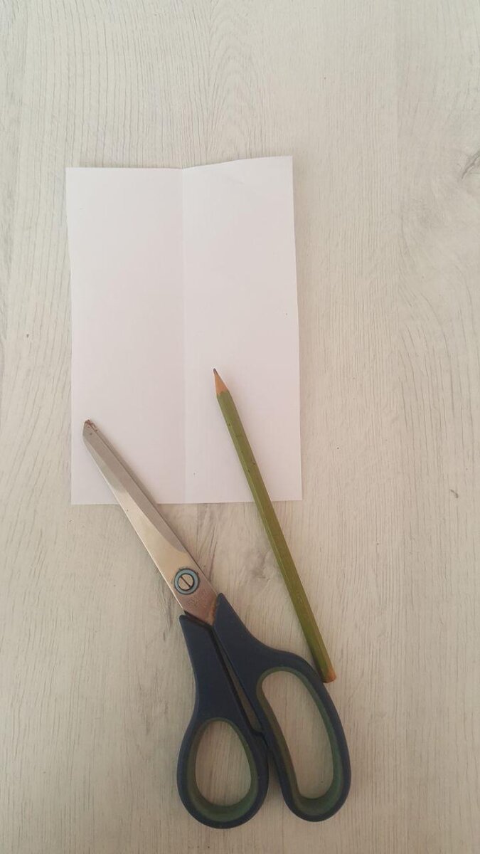 Вырезаем бумажный шаблон ёлочки.