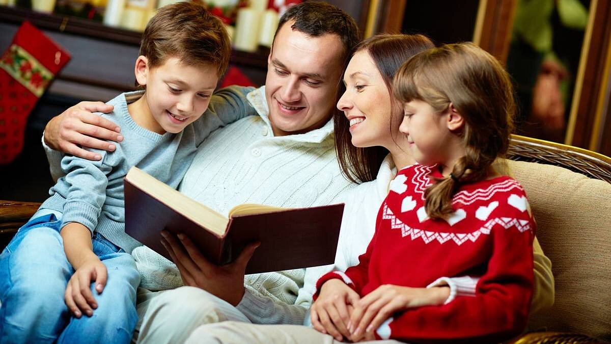 счастливая семья. женщина с ребенком. времяпрепровождение с детьми. родители обсуждают с детьми. воспитание ребенка.