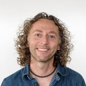 Джон Месколл, креативный директор рекламного агентства McCann Melbourne, создавшего этот супер-мем. Он объяснил свою идею тем, что люди не хотят слышать и полностью игнорируют "обычные" сообщения о необходимости соблюдать правила безопасного поведения на транспорте.