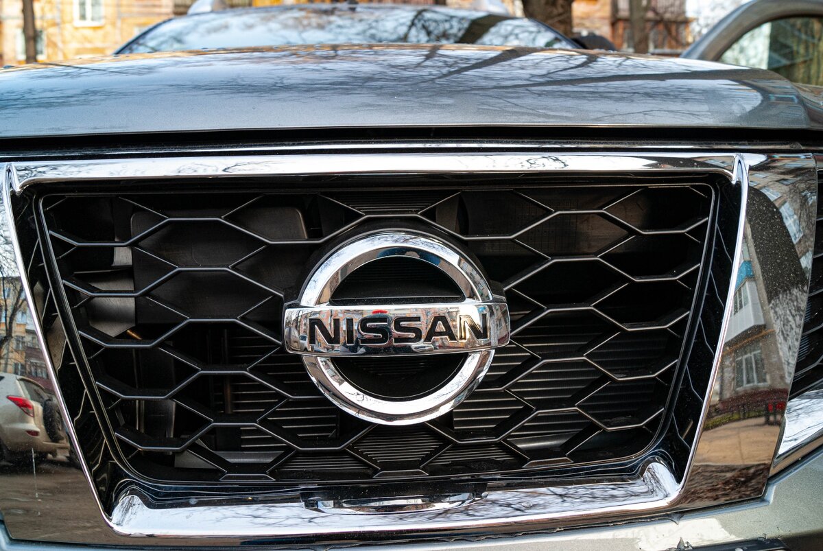 До сих пор бывает ставят картонку между радиатором и фальшрешеткой, но в большинстве случаев это не имеет никакого смысла