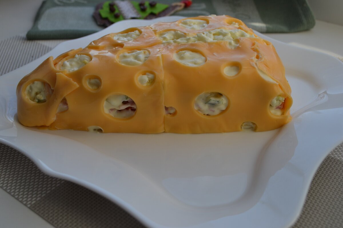 Ну очень вкусный салат - "Кусочек сыра для мышек"