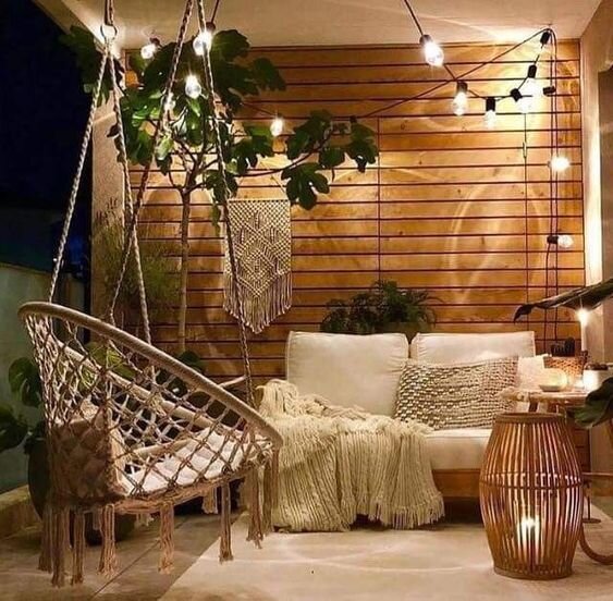 Тёплый свет идеально подходит для подсветки помещений с оформлением из природных материалов.