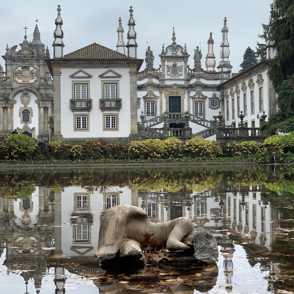 Есть в графском парке чёрный пруд. Дворец Mateus