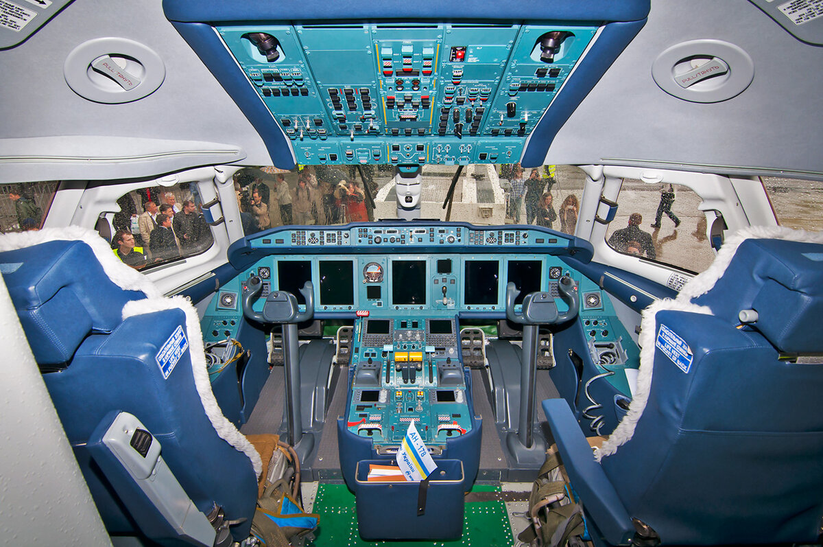 Кабина и грузовой отсек Ан-178.