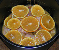   Поместить куски курицы в чашу. Добавить сок одного апельсина, мед (сахар),  масло, измельченный чеснок, имбирь, соевый соус и все специи, аккуратно перемешать. Сверху  уложить второй апельсин, порезанный кольцами. Поставить чашу в МВ,  закрыть крышку и оставить мариноваться на 1-2 часа.
Затем готовить на режиме "суп" 1 час. 
При подаче посыпать измельченным зеленым луком.
Потрясающий соус с ноткой глинтвейна!
Можно  готовить с мандаринами.  