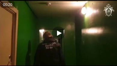 СК по Мурманской области возбуждено уголовное дело по признакам преступления, предусмотренного ч. 1 ст. 282.2 УК РФ (организация деятельности религиозного объединения, в отношении которого судом принято вступившее в законную силу решение о ликвидации в связи с осуществлением экстремистской деятельности).  
Вступившим в законную силу решением Верховного Суда Российской Федерации от 20 апреля 2017 года ликвидирована Религиозная организация «Управленческий центр Свидетелей Иеговы в России (https://t.me/criminalbio/1485)» и входящие в ее структуру местные религиозные организации, включая указанную в решении местную религиозную организацию Свидетелей Иеговы «Центральная, Мурманск». 

Установленные следствием лица, достоверно зная об этом, в период с апреля 2017 года по настоящее время осуществляли на территории города Мурманска деятельность религиозного объединения путем проведения собраний с участниками организации, личного вознесения проповедей, распространения религиозной литературы и доведения ее текстов до участников собраний, вовлечения новых лиц в деятельность экстремисткой организации, а также иных действий организационного характера, направленных на продолжение противоправной деятельности запрещенной организации. 

В рамках возбужденного уголовного дела следователями СК при силовой поддержке бойцов УФСБ России по Мурманской области одновременно в пяти адресах на территории города Мурманска проведены обыски в целях изъятия имеющих значение для уголовного дела документов и предметов, а также установления лиц, причастных к противоправной деятельности. 

Так, в ходе производства обысков изъяты большой объем литературы, электронные носители информации. 

Кроме того, установлен круг лиц, принимавших участие в собраниях, а также лица, которые их организовывали и проводили собрания с использованием сети «Интернет». 

Незаконная деятельность экстремистской организации выявлена и пресечена при тесном взаимодействии с оперативными подразделениями УФСБ России по Мурманской области.