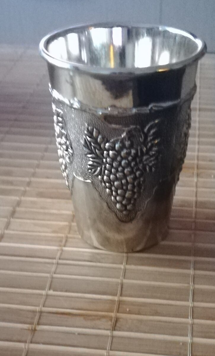 Если уж употреблять, то из посуды побольше..😀😁