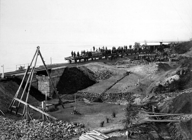 Рабочие на строительстве ЖД ветки к тоннелю на Сахалин. Источник https://yandex.ru/images/ 