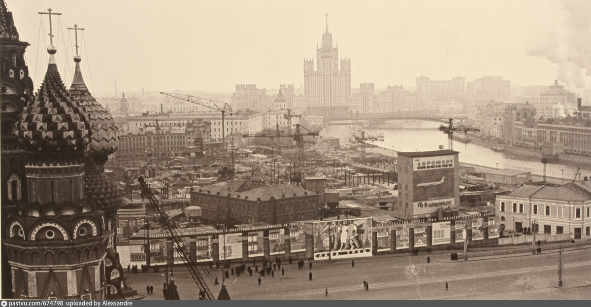 Самое начало строительства - вид со стороны Спасской башни. Фото с сайта Pastvu.com