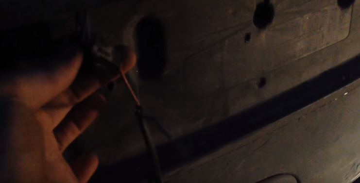 Подсоединили провод к плюсу на фишке 