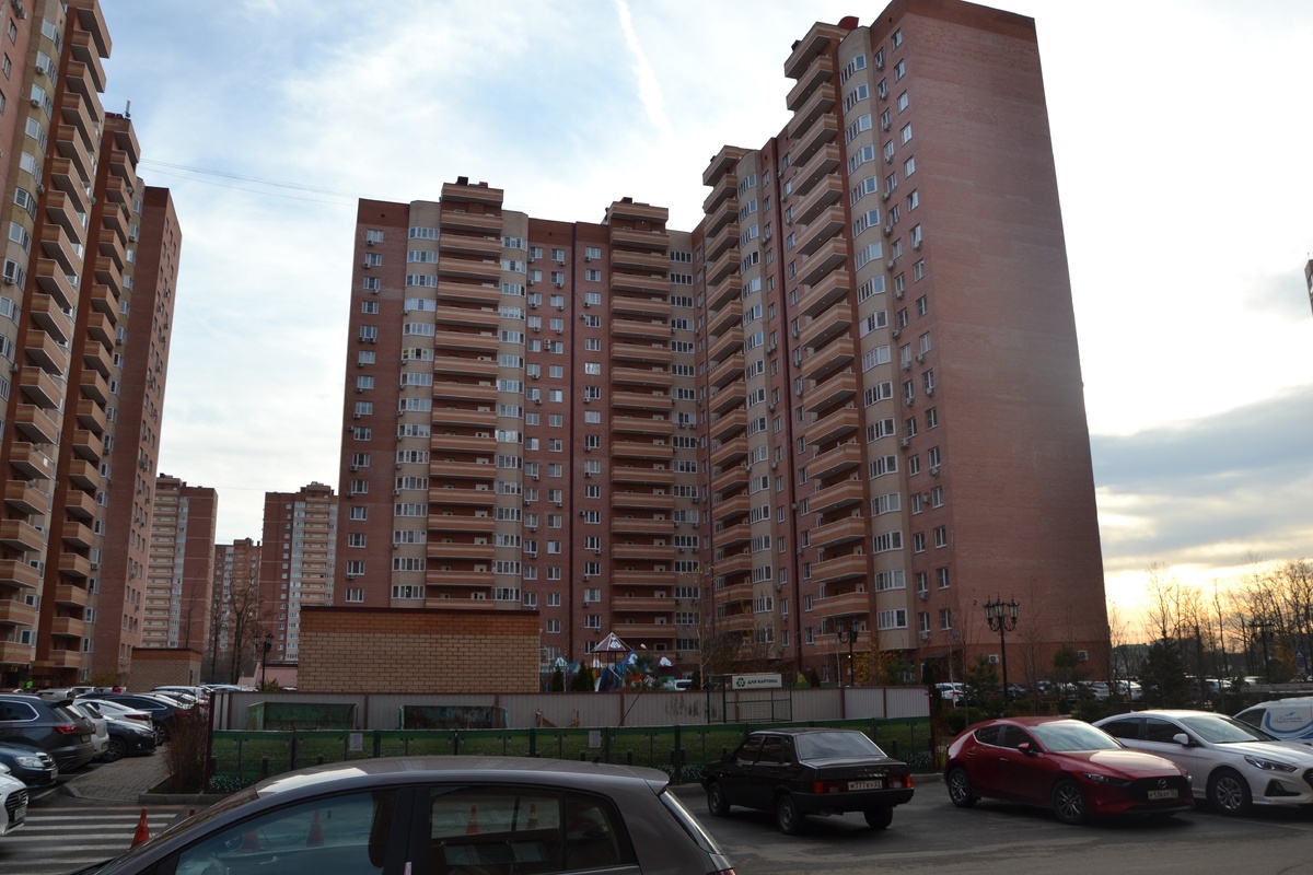18 тысяч человек это 20-25 таких домов. В Краснодаре в год сдается намного больше.