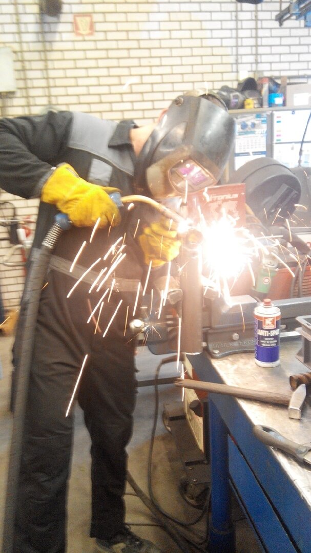 бригада сварщиков. требуются сварочные работы. сварка баннер. сварка алюминия полуавтоматом в среде аргона. сварщик.