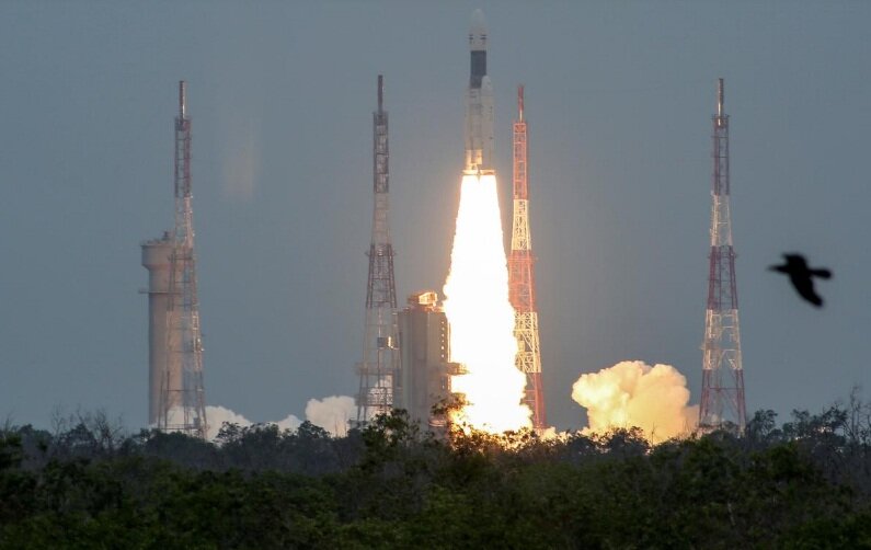 ФОТОГРАФИЯ: Индийский геосинхронный ракета-носитель Mk III-M1 взлетает с носителем Chandrayaan-2 из космического центра Сатиш-Дхаван в Срихарикоте, Индия, 22 июля 2019 года. REUTERS / P. Ravikumar