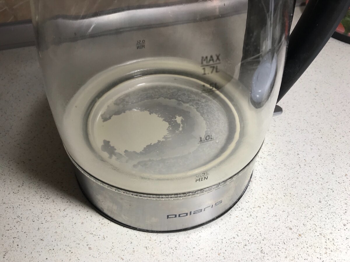 Так выглядит накипь на моем чайнике после недели использования