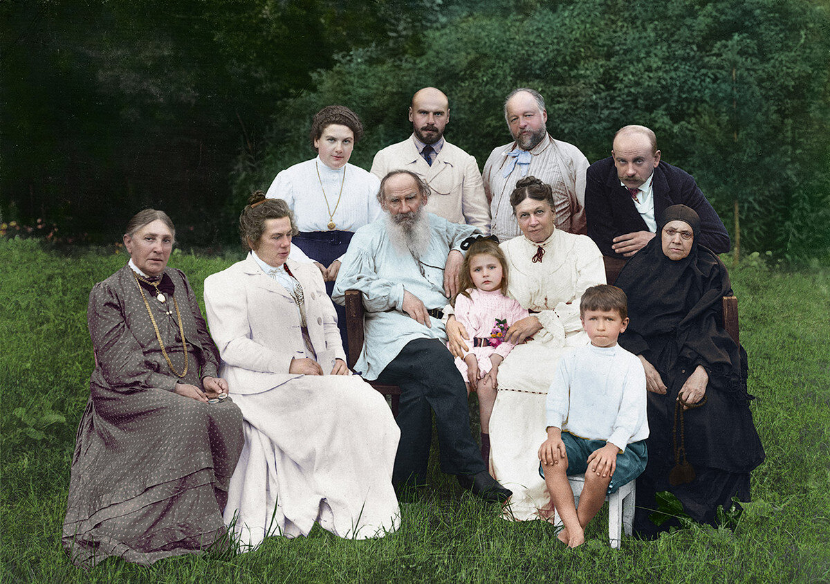 Лев Толстой в окружении семьи