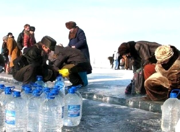 Многие набирают святую воду в огромных количествах.Нужно ли это?