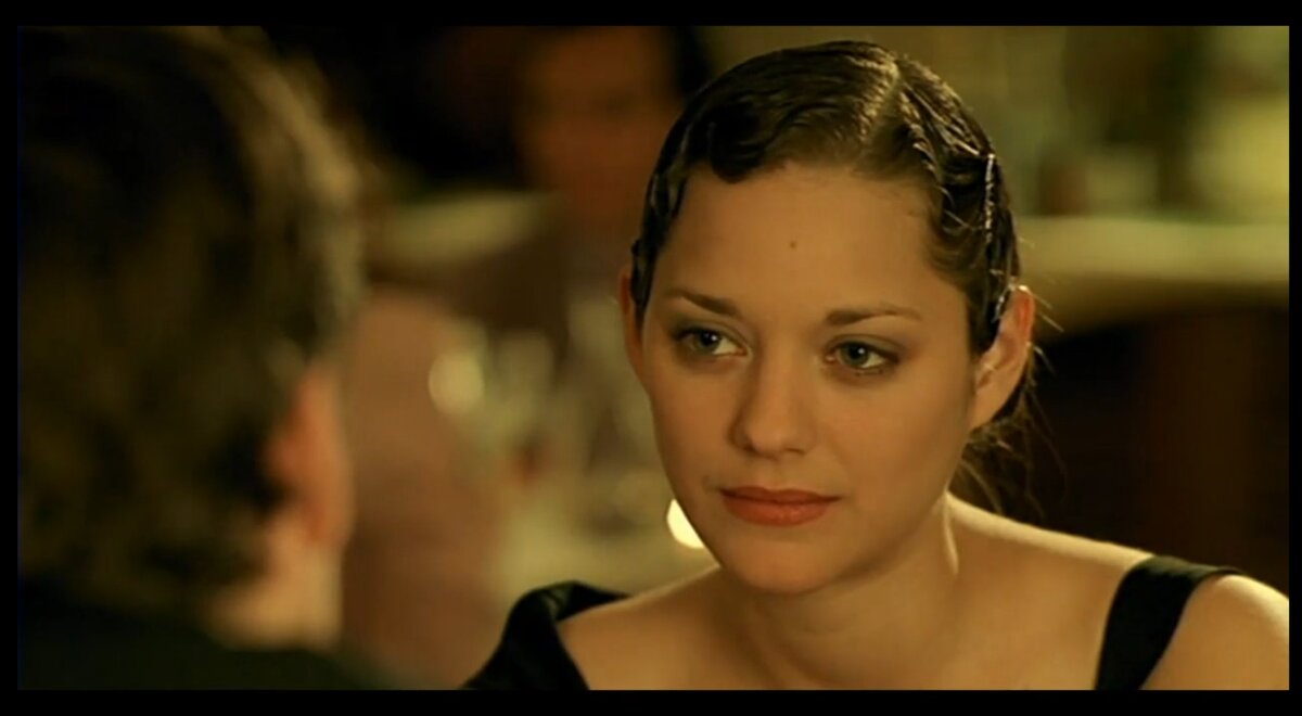 У матери Жульена Жанвье обнаруживают рак. Однажды она даёт ему красивую коробку в виде карусели и говорит, что это сокровище. Жульен отправляется к школьному автобусу и видит, как несколько детей издеваются над девочкой Софи Ковальски — бросают её вещи в лужу и дразнят «грязной полькой». Чтобы поднять ей настроение Жульен даёт ей свою коробку, но просит, чтобы она ему давала иногда её. Тогда Софи предлагает ему её заработать — снять с ручника автобус, чтобы тот уехал без водителя, который в это время помогал собирать ей вещи, отомстив, таким образом, обидчикам.

Так у них завязывается странная игра «слабо — не слабо» — тот, у кого была коробка, мог загадывать другому любые задания, а чтобы получить коробку назад, нужно было эти задания выполнять.