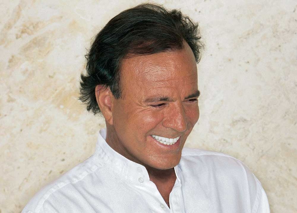 Испанский певец-футболист Хулио Иглесиас. Фото с сайта celebrityaccess.com 