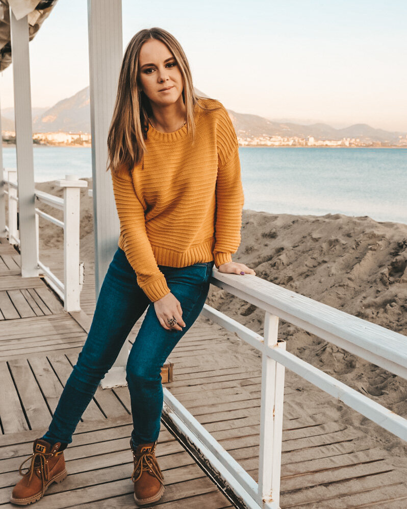 Вам все понятно? ⠀
Вопрос для новичков и тех, кто пока только присматривается к удаленной работе в соцсетях.
⠀
Давайте сегодня разъясним простым языком некоторые термины, которые вы можете встретить при изучении тем связанных с продвижением в Инстаграм, в прямых эфирах и т.д.
💡СММ (маркетинг в социальных сетях)— продвижение товаров, услуг, брендов в соцсетях.
⠀
💡Аккаунт/профиль - страница с вашими данными, под которыми вы зарегистрированы в соцсети/на сайте. Как правило, содержит имя, возраст, контактную информацию, фото и т.д.
⠀
💡Целевая аудитория (сокращённо ЦА) — потенциальные клиенты, которые могут быть заинтересованы в вашем товаре или услуге. Именно на интересы этих людей нужно ориентироваться при публикации контента, подборе блогеров для рекламы и т.д.
⠀
💡Таргет/таргетированная реклама — реклама, показ которой настраивается под определенную целевую аудиторию.
⠀
💡Копирайтинг — написание текстов, чтобы с их помощью привлечь клиентов, стимулировать продажи, популяризировать бренд и т.д.
⠀
💡Боты. Здесь внимание❗️Важно учитывать контекст, есть 2 значения:
1️⃣Ботами называют аккаунты, которые подписываются на другие аккаунты, ставят лайки, оставляют комментарии и т.д. Это НЕ настоящие пользователи, а скорее автоматически созданные страницы. Многие блогеры используют их чтобы увеличить число подписчиков и пустить пыль в глаза (согласитесь 10 тыс подписчиков производят впечатление больше чем 100). Запомните, просто цифры, без подробной статистики не показатель реальной популярности.
2️⃣Боты (от слова «роботы») в Телеграм — специальные аккаунты, которые могут автоматически обрабатывать сообщения, выполнять команды (заранее заложенные разработчиками) пользователей. Нпр, подчеркнуть текст в посте, найти песню, гороскоп и т. д.
⠀
❤️переводчику с «инстаграмного» на русский язык😂
⠀
Какие ещё термины вызывают у вас вопросы? Пишите в комментариях👇🏻, будем разбираться вместе.