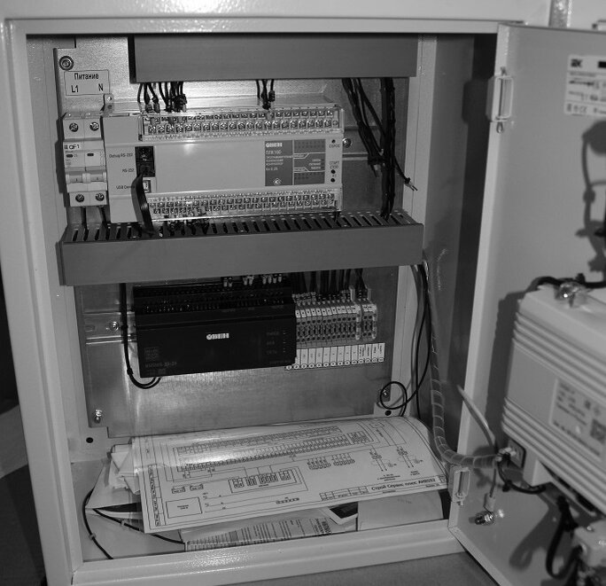 Система разработана на базе оборудования ОВЕН и состоит из пульта оператора и силового шкафа.