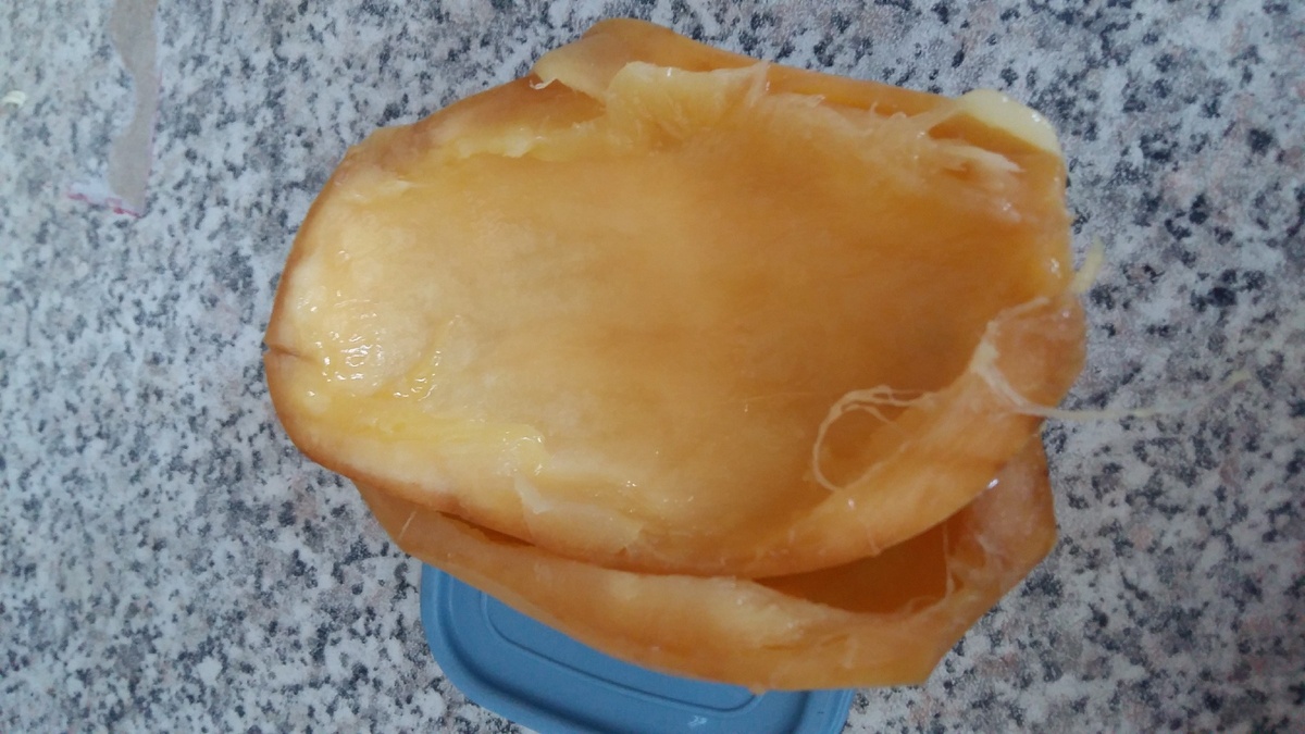 Ложкой "выдираем" мякушку.