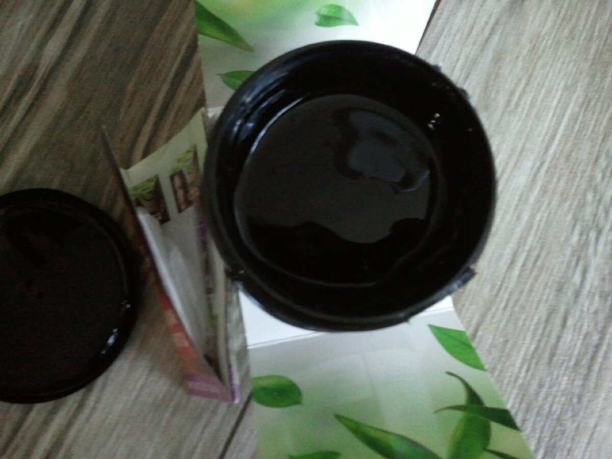 перчатки сложены и спрятаны в листке, фото моё