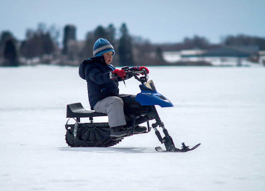 Привод детского снегохода Naseka питается от литий-ионной батареи, которая позволяет ему на максимальной скорости преодолевать около 14 км при полной зарядке.