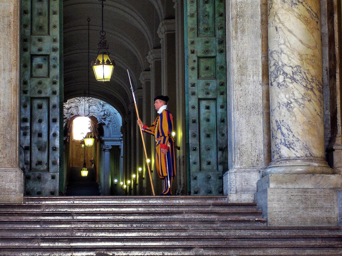 Знаменитая Швейцарская Гвардия охраняющая Ватикан. фото автора 