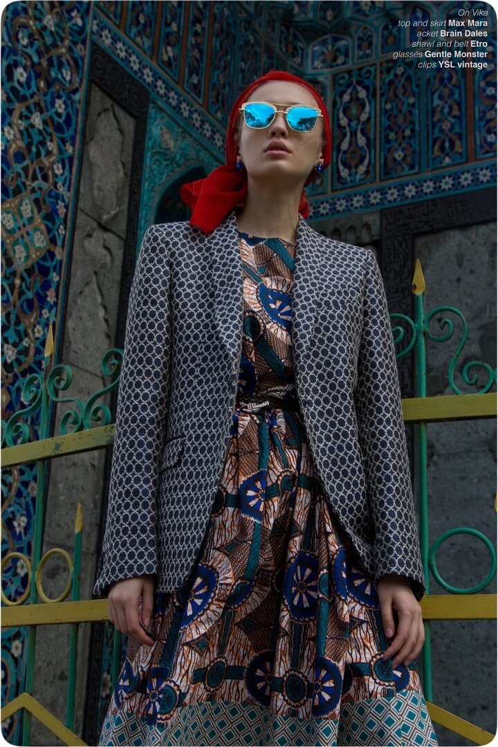 Вот эти самые очки за 20 тысяч мы чуть не потеряли, потому что оставили на ступеньках мечети, когда пошли переодевать моделей в новый лук