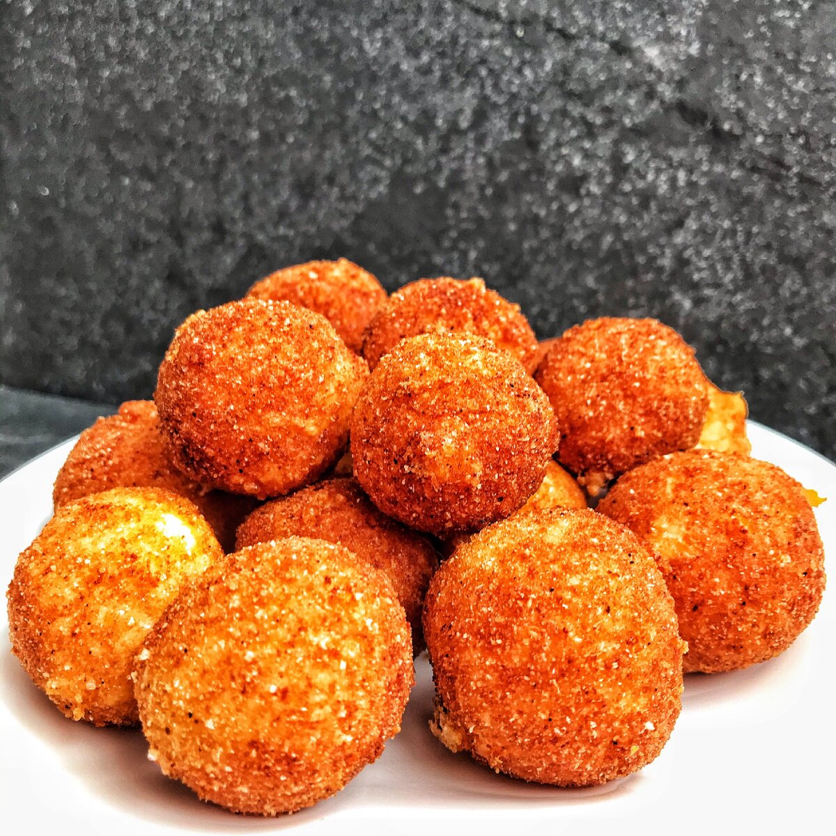 Хрутящая корочка и мягкий сыр внутри.