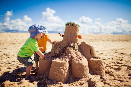 Дети играют в песке. Фото взято для наглядности с depasitfotos