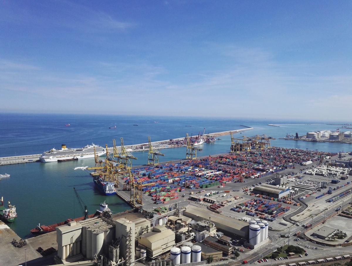 Вид на порт Барселоны с обзорной площадки на горе Монтжуик.