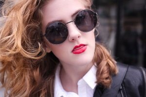 Для того, чтобы понять, нравитесь ли Вы девушке необходимо внимательно наблюдать как она ведет себя в Вашем присутствии, что она говорит и как она это делает. Существуют признаки, которые безошибочно дадут понять, что Вы ей небезразличны. 
