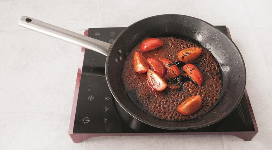 Шаг 1Очистите кальмаров, удалите внутренности, хорошо промойте в холодной воде и обсушите бумажными полотенцами. Если у кальмаров были мешки с чернилами, достаньте их и используйте.Шаг 2В большой кастрюле вскипятите воду, посолите и поставьте вариться спагетти до полуготовности.Шаг 3Очистите зубчик чеснока и разрежьте пополам. Разогрейте в сковороде оливковое масло и обжарьте чеснок, 1 мин. Добавьте кальмаров и жарьте 3–4 мин., часто помешивая. Переложите кальмаров на тарелку.Шаг 4Разрежьте помидоры на 4 части и добавьте в сковороду вместе с чернилами и томатным пюре. Жарьте 5–7 мин. на среднем огне, часто помешивая.Шаг 5Когда спагетти будут готовы­ наполовину, переложите их щипцами или специальной ложкой на сковороду с помидорами вместе с половником воды, в которой они варились. Продолжайте готовить до состояния «аль денте», добавляя кипящую воду по мере необходимости.Шаг 6За 2–3 мин. до окончания приготовления спагетти добавьте в сковороду кальмары и измельченную петрушку. Перемешайте и снимите сковороду с огня. 