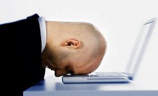 Как и чем занять себя в отпуске, кроме решения бытовых проблем. Этот вопрос будоражит умы, не всех, но многих морских тружеников. На судне строгий режим дня: работа, вахта, сон. По приезду домой моряка со временем начинает одолевать жажда деятельности. И вот эта жажда толкает многих на поиск приработка на берегу. Конечно, ничегонеделание также необходимо, но в меру – ведь от излишнего лежания на диване, известно, что бывает. Так чем же занять моряку на берегу в отпуске. Рассмотрим несколько вариантов.

Первое, и на первый взгляд, наиболее легкое – это заниматься извозом, «кастрюлить», как говорят в Одессе. Вариант актуален, естественно, при наличии собственного авто. То есть работать, когда есть время и желание, а не когда «дядя» скажет. Пару лет назад один мой знакомый, поработав боцманом, купил себе подержанную «Ауди-80» и начал заниматься частным извозом у нас в микрорайоне. И так его это дело увлекло, что позабыл он про свою основную работу и километры асфальта стали ему милее синего моря и белых пароходов. Так и развозит подвыпившую молодежь по кабакам туда и обратно. Но этот случай скорее исключение.
