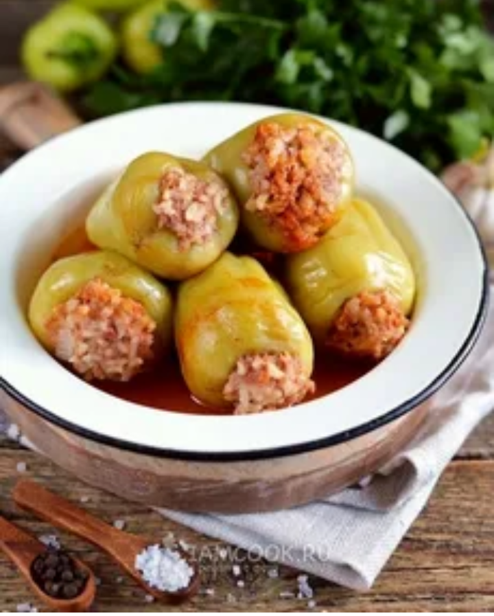 Тушеный перец, фаршированный мясом и рисом