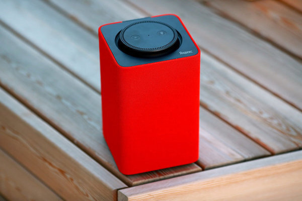 Пожалуй, за эту возможность многие её и полюбили. Однако стоит Станция практически 10 тысяч рублей, что для многих является большой суммой. Но немного покопавшись в каталоге товаров от Яндекс, можно найти еще один интересный гаджет с выходом HDMI и встроенным виртуальным ассистентом — Яндекс.Модуль. Стоит такая радость всего 1990 рублей. Давайте разберемся, является ли Яндекс.Модуль бюджетным аналогом Станции, что он умеет и стоит ли его вообще покупать. А пока немного о том, для чего нужны ТВ-приставки.
