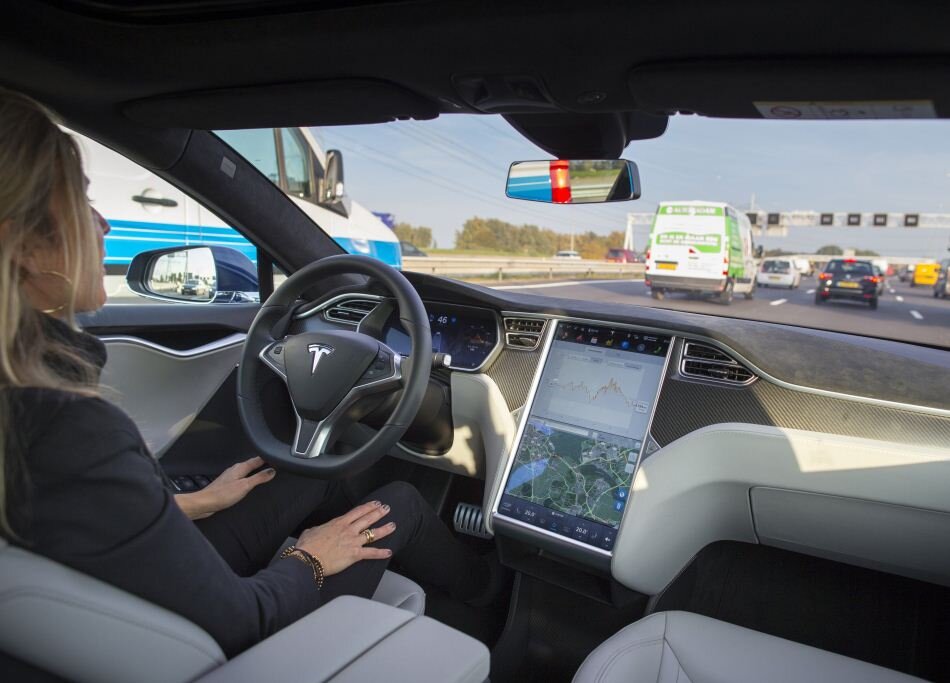 Управление электромобилем Tesla с автопилотом 