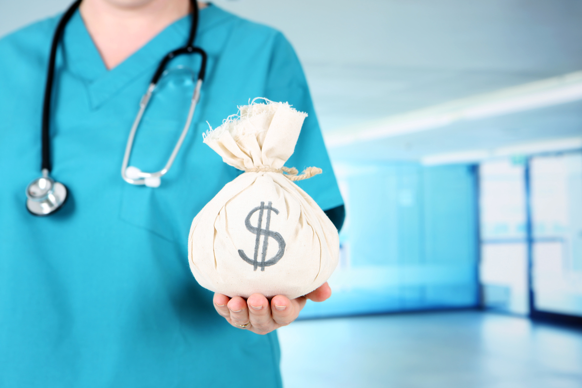 Оплата труда врача. Медицина и деньги. Деньги на здравоохранение. Экономика в медицине. Врач с деньгами.