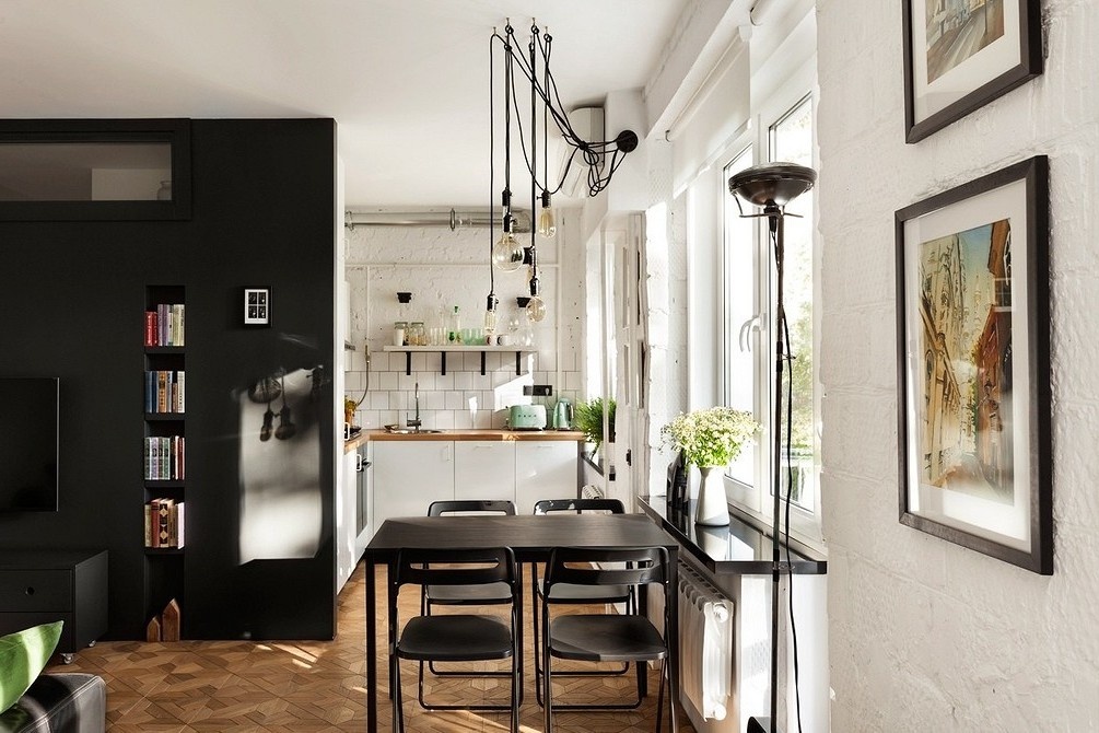 Тесный контакт кухни и гостиной не всегда полезен, но вытяжка и уборка помогут с этим справиться