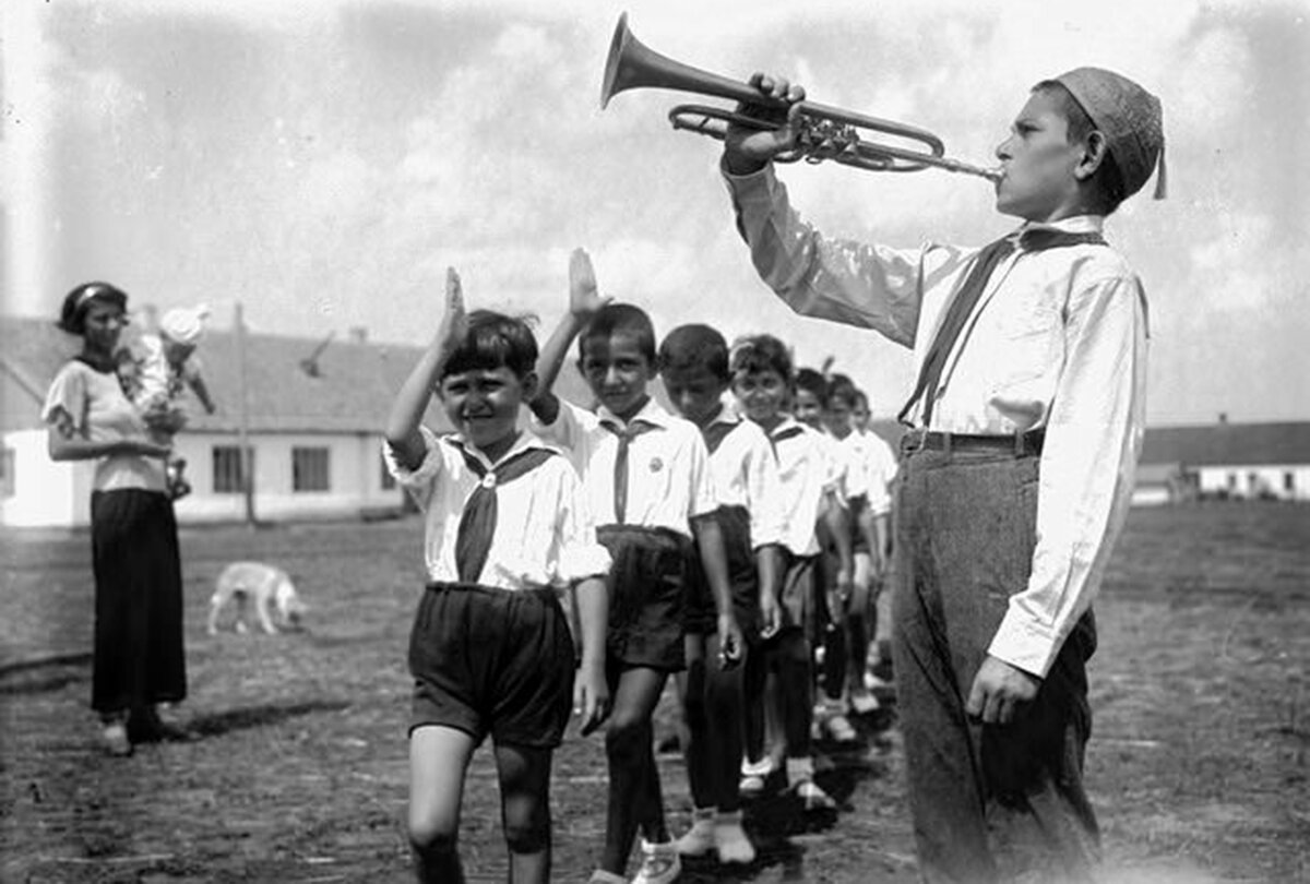 Как жили ровесники в 1920 1930 годы. Тимуровцы СССР. Пионерские лагеря в СССР 1930е годы. Пионеры тимуровцы. Тимуровское движение в СССР.