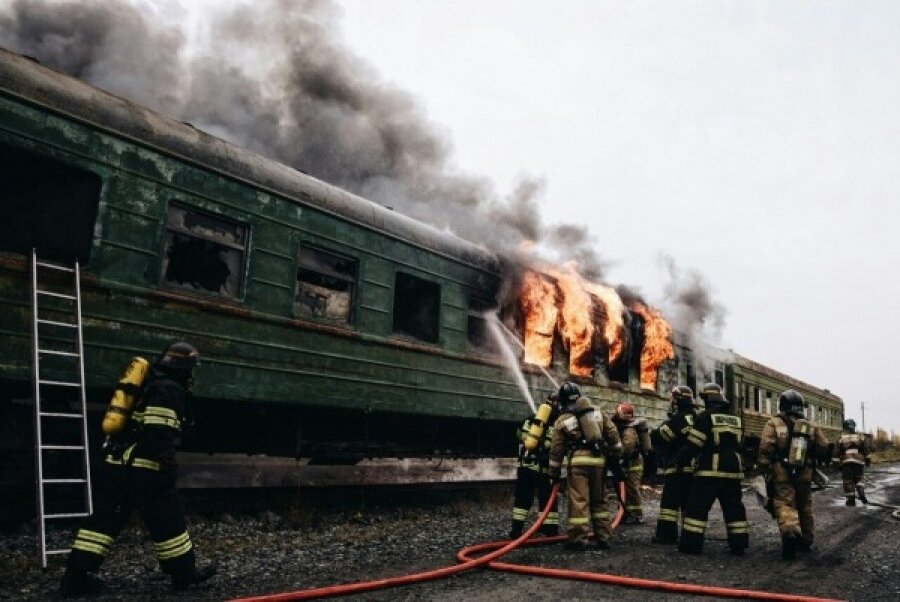 При пожаре в вагоне поезда. Пожар в пассажирском поезде.