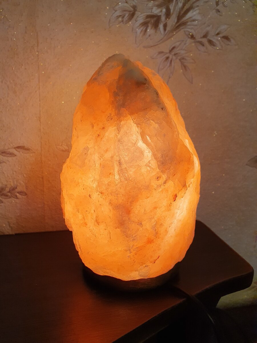 Включенная соляная лампа