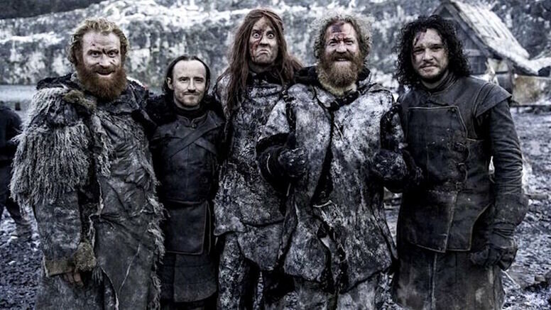 Двое очумелых одичалых по центру - те самые музыканты. Источник static.kinoafisha.info