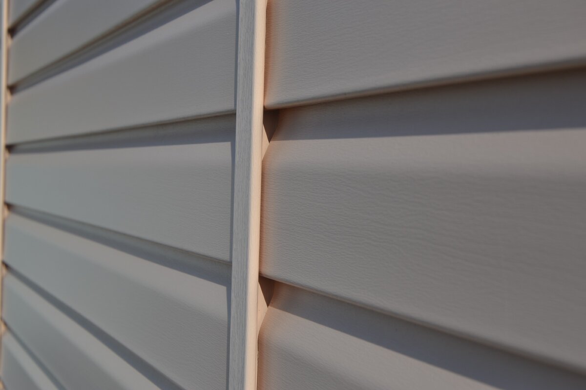 Виниловый сайдинг внахлест. Сайдинг без стыков. Сайдинг без стыков. Стык сайдинга. Стык сайдинга.