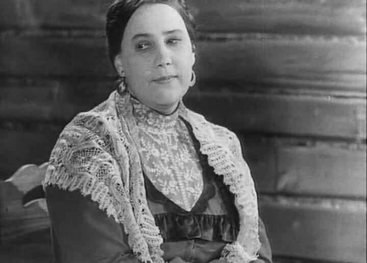 Это мать Алеши Пешкова Варвара Васильевна.."..Ее большое стройное тело, темное, железное лицо, тяжелая корона заплетенных в косы светлых волос, – вся она мощная и твердая, – вспоминаются мне как бы сквозь туман или прозрачное облако; из него отдаленно и неприветливо смотрят прямые серые глаза, такие же большие, как у бабушки..."