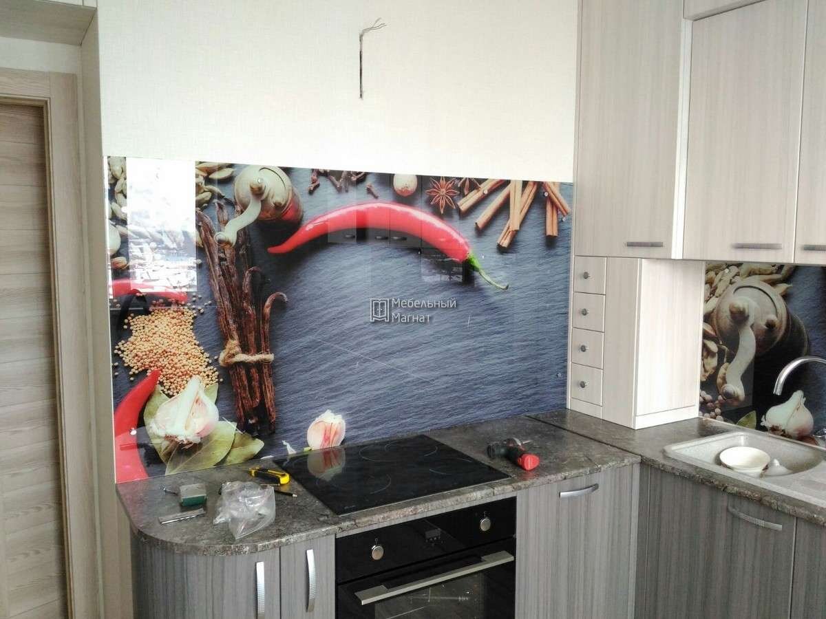 Кухня модульная угловая была полностью изготовлена нашими мастерами. Начиная от бесплатного дизайн-проекта кухни и заканчивая быстрой установкой всего за 5 часов.